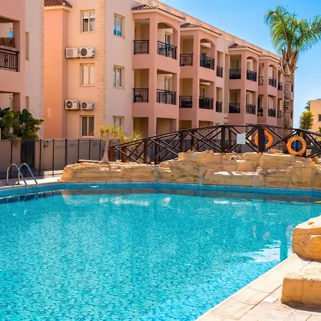 Sunshine Royal Seacrest- Prime Location With Pool Paphos